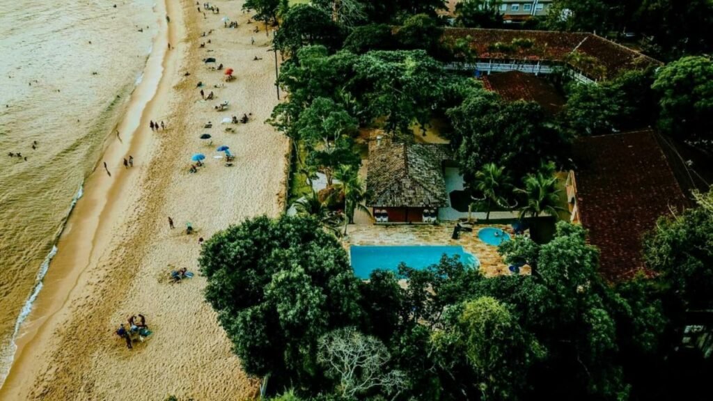 vista de cima do acesso do Summit Beach Hotel Boiçucanga à praia