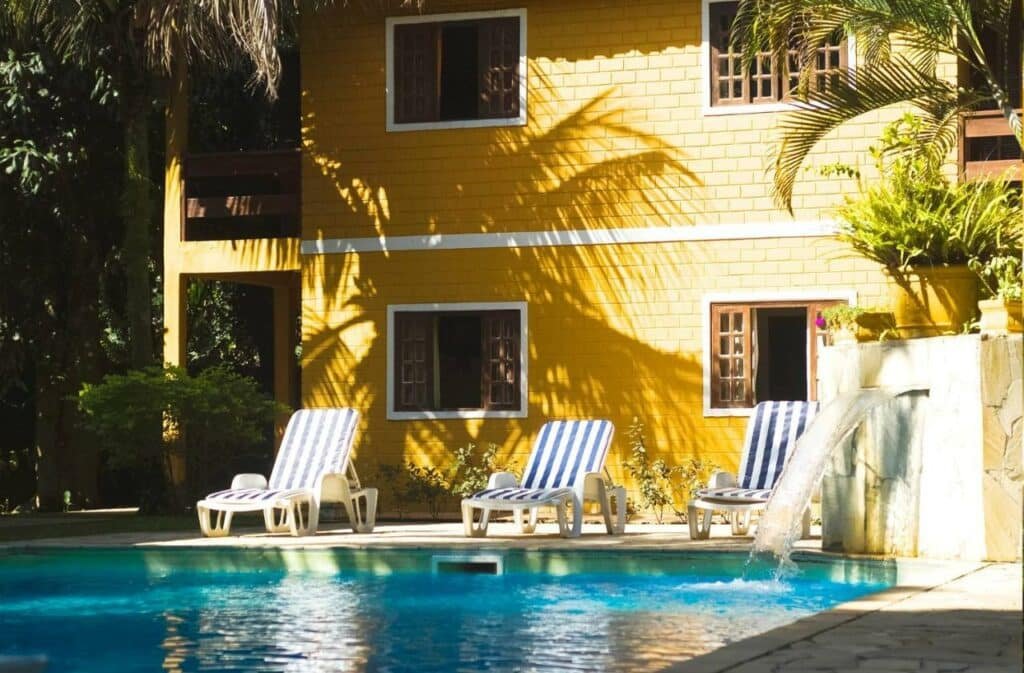 vista da piscina e fachada do Condomínio Boiçucanga