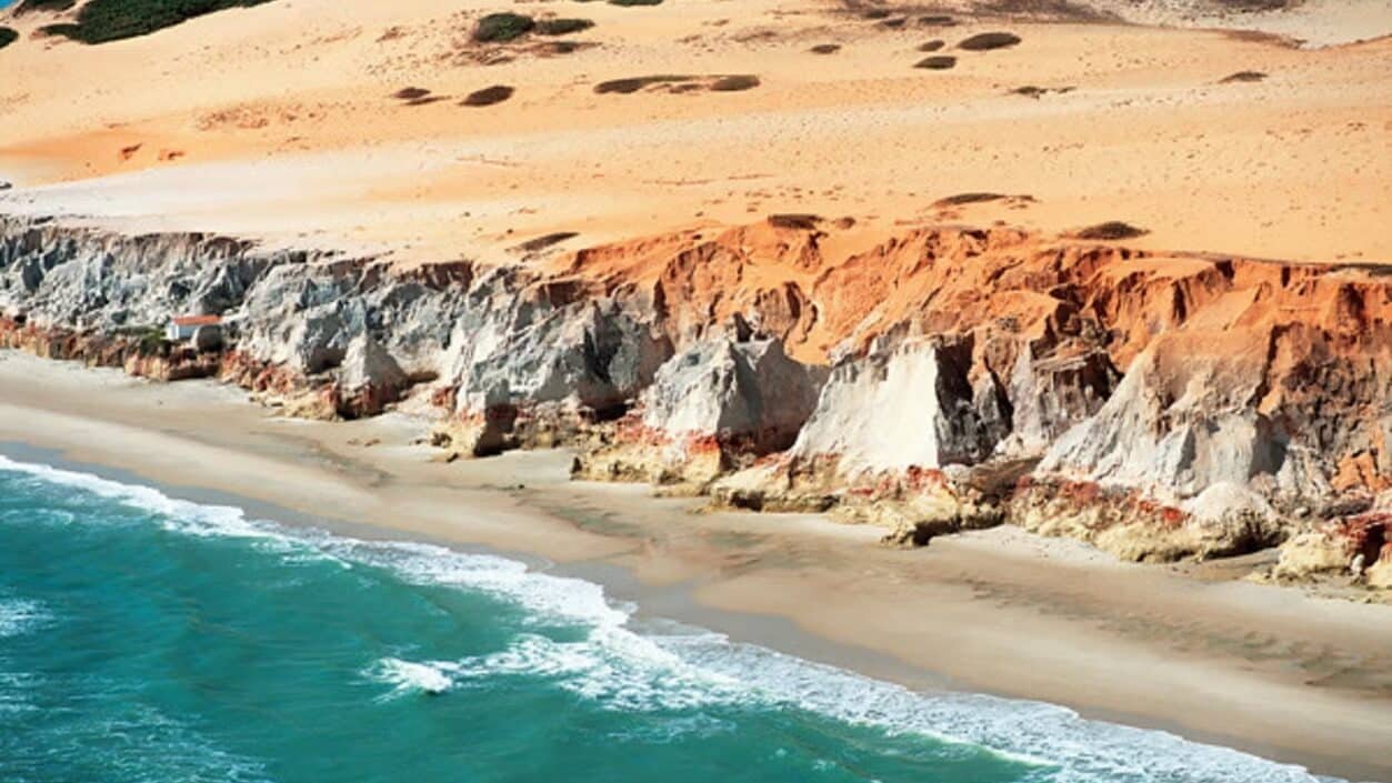 Imagem aérea das falésias e mar da Praia de Canoa Quebrada em Fortaleza.