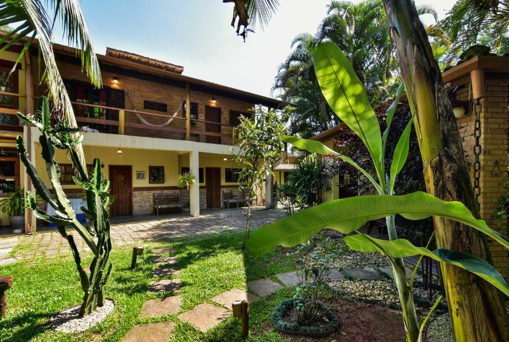 Jardins do Espaço CurAmar, uma das pousadas em Ubatuba