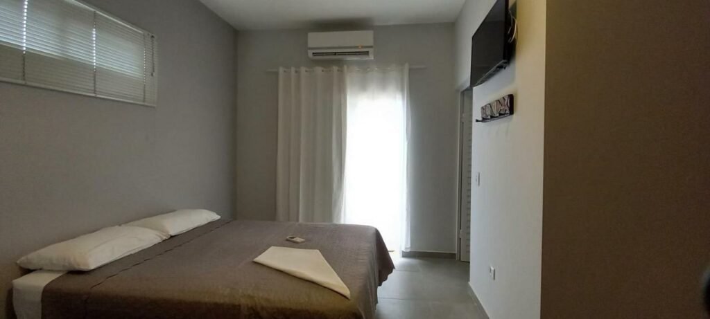 Quarto com cama de Casal, ar-condicionado e TV na Fric Pousada