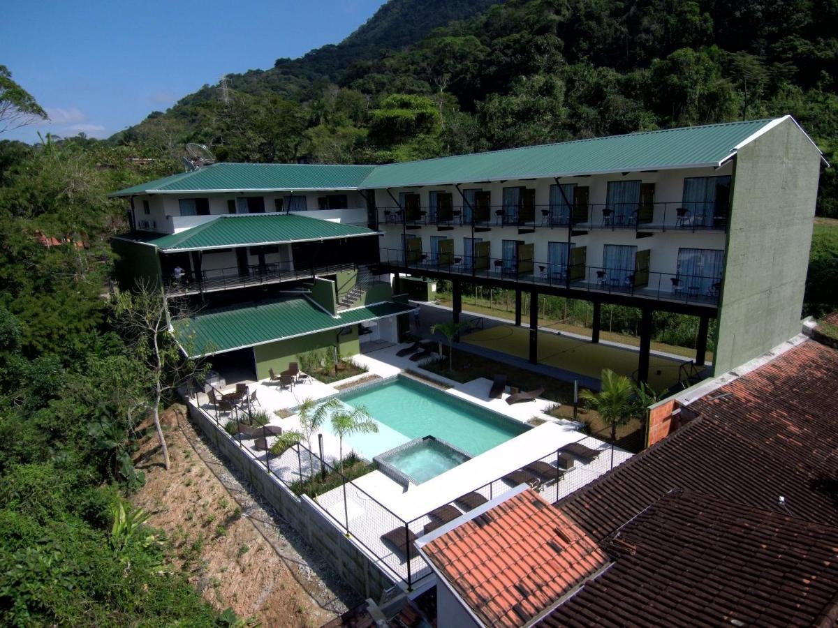 Vista externa da Luz da Lua Pousada, uma das pousadas em Ubatuba, com piscina ao ar livre
