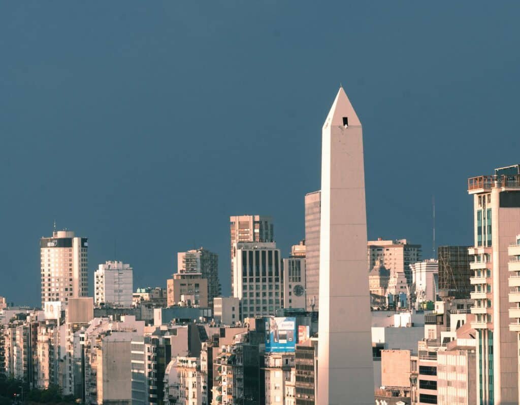 vista do céu de Buenos Aires sendo marcado por prédios ao fundo e o Obelisco na frente todo branco