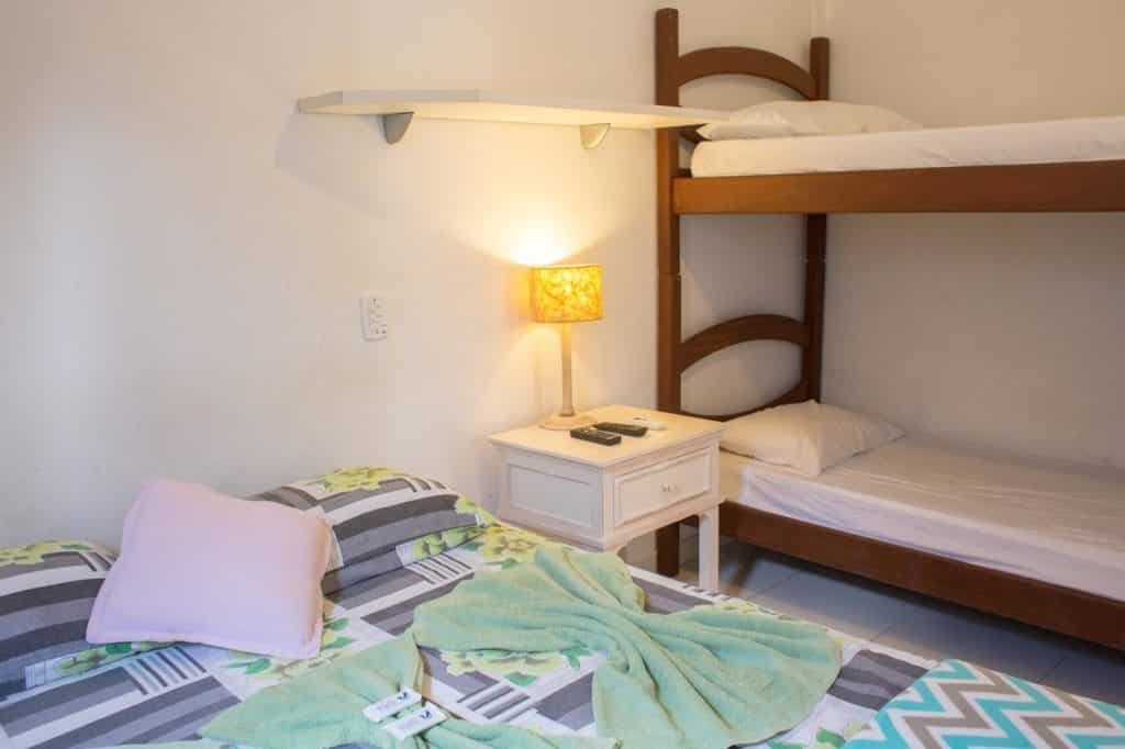 Quarto com beliche na Pousada Águas do Mar