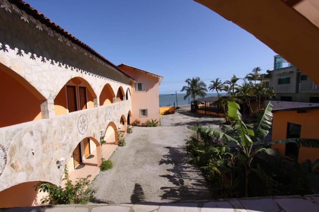 Pousada Casa de Pedra com vista para o mar ao fundo