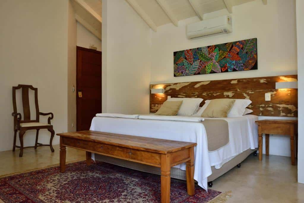 Quarto da Pousada Forte Rocha, com cama de casal e ar-condicionado