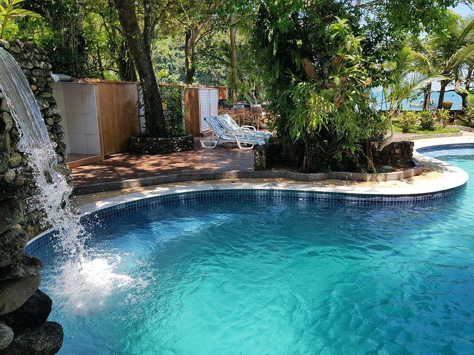 Piscina na Pousada Morada das Ilhas, em Boiçucanga