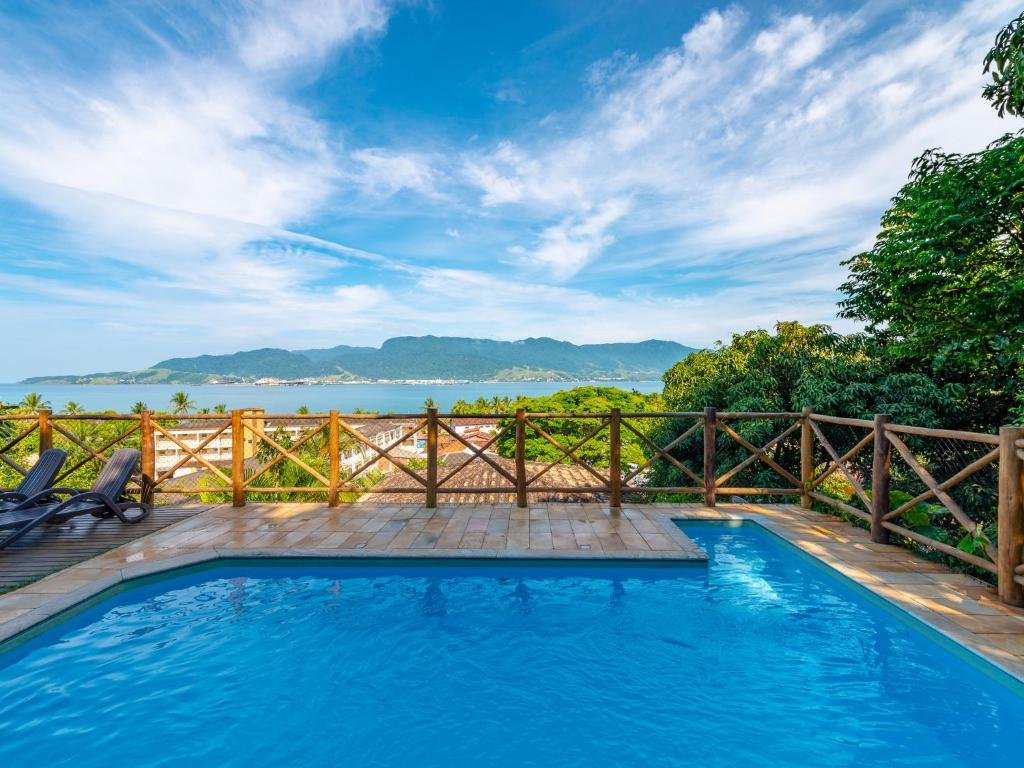 Piscina com vista para o mar de Ilhabela na Pousada Perequê