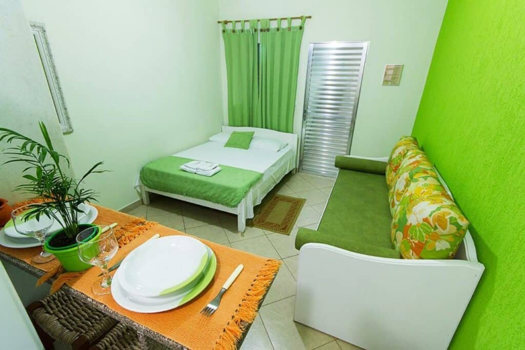 quarto da pousada elenita em boiçucanga
