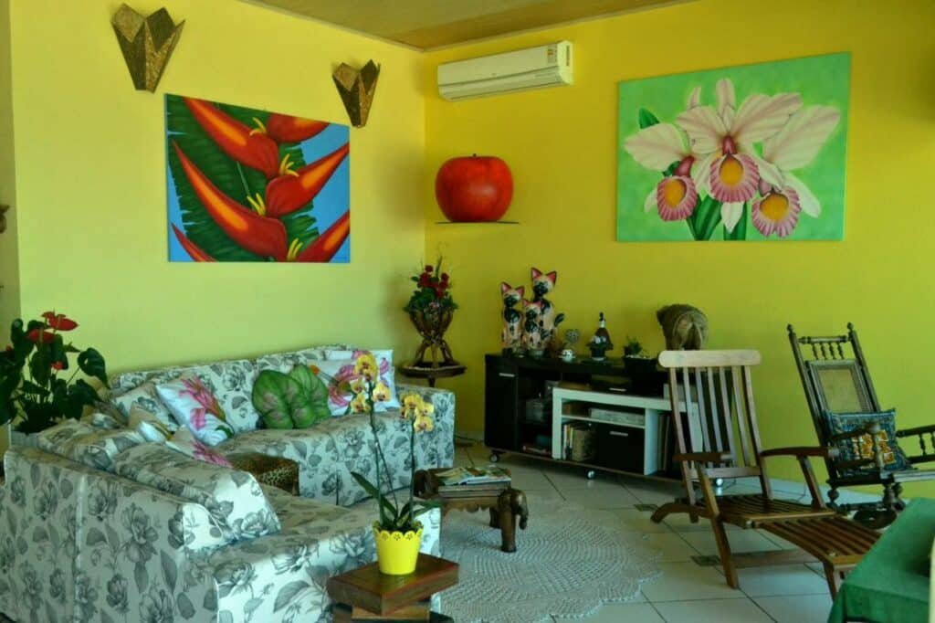 sala da Pousada Casa de Pedra em Boiçucanga