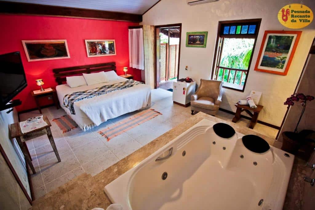 Quarto espaçoso, com cama ampla, frigobar, TV e hidromassagem dupla, na Velinn Pousada Recanto da Vila, em Ilhabela