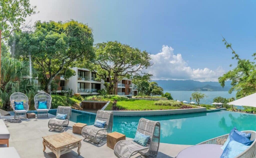Piscina da Wyndham Ilhabela Casa Di Sirena com vista para o mar