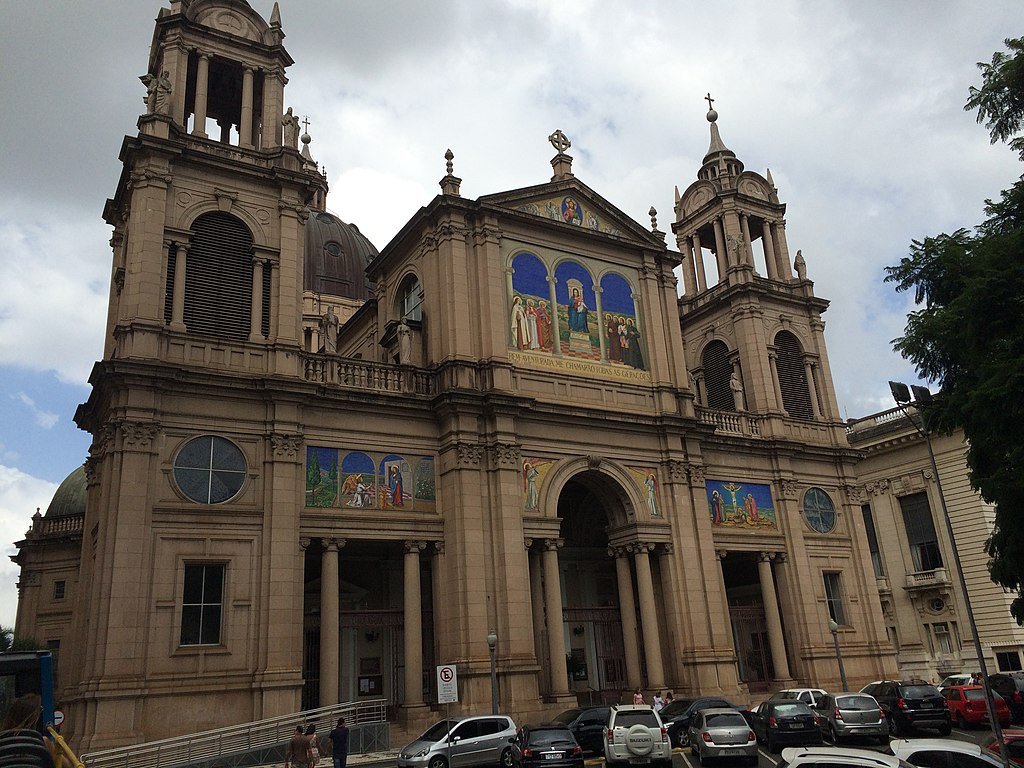 fachada da Catedral Metropolitana de Porto Alegre, um prédio histórico com torres e vitrais