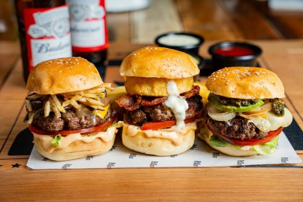 três mini hamburguers de carne no Papacho