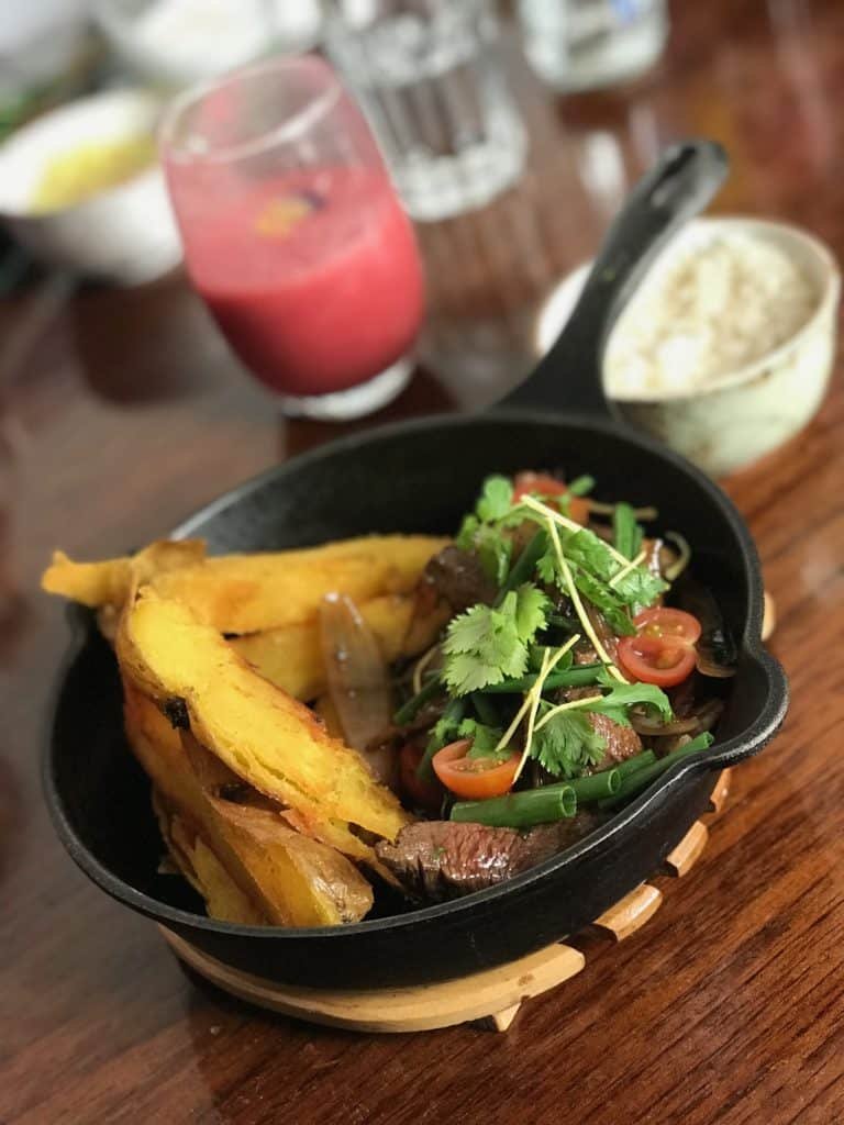 Uma pequena frigideira de ferro com Lomo Saltado no Restaurante Limo, uma espécie de carne filé mignon com batatas e vinagrete.