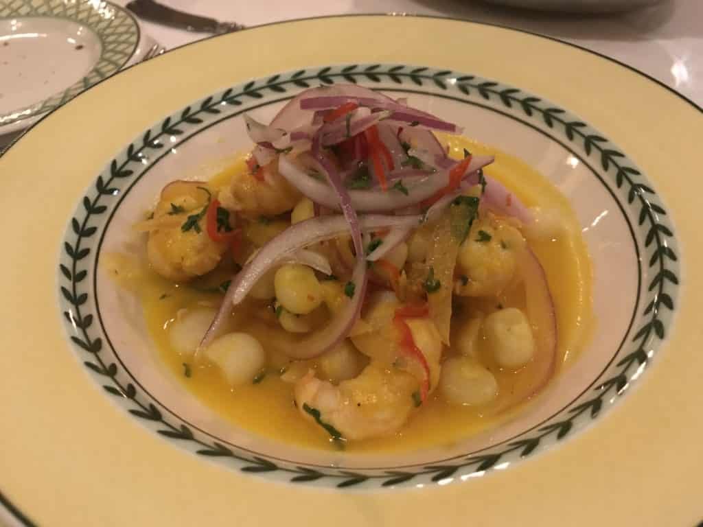 prato de Ceviche no Restaurante Tupay com camarões, cebola rocha, milho e temperos.