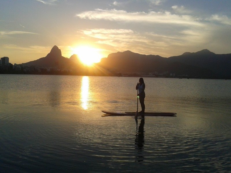 A prática de stand up paddle é muito comum na lagoa - Foto: Dayana Souza