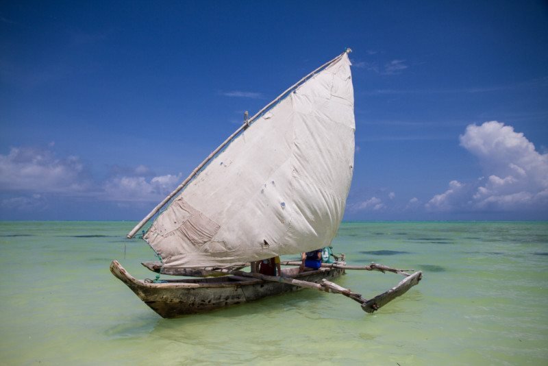 barco a vela na praia africana