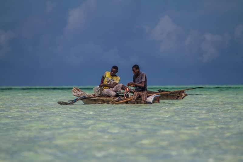 Pescadores em alto mar na África