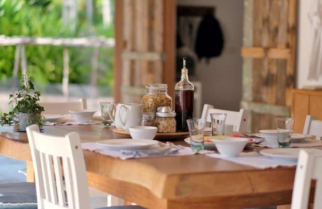 Mesa posta para o café da manhã na Abaetetuba Pousada, em São Miguel dos Milagres