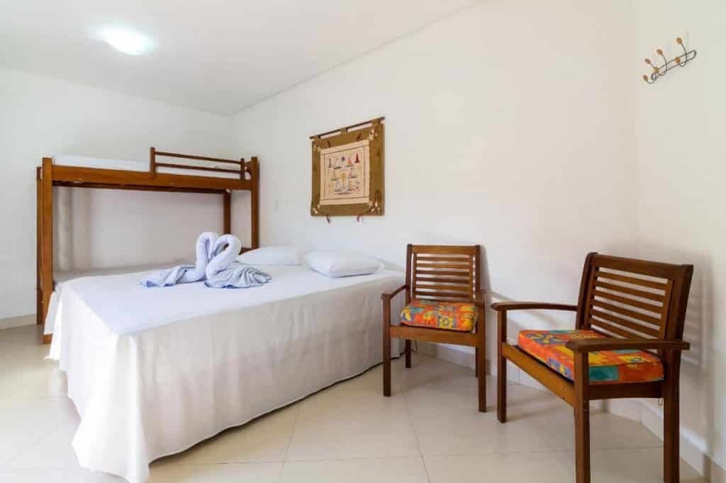 Quarto com beliche, uma cama de casal e duas poltronas na Aldeia da Lagoinha