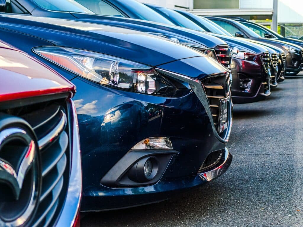 Frentes de carros estacionados, um ao lado do outro, para ilustrar post sobre aluguel de carro no aeroporto de Paris