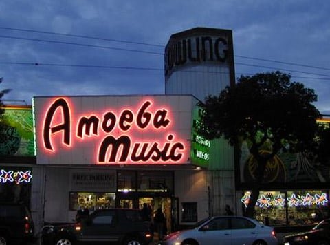 letreiro neon da Amoeba Music, uma das lojas onde comprar em San Francisco