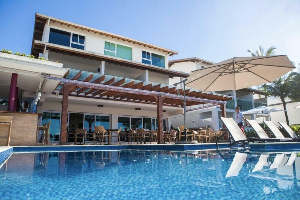 fachada com piscina do Amora Hotel em Maresias