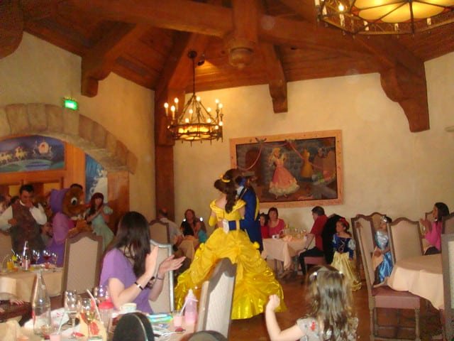 A Bela e a Fera no Auberge de Cendrillon