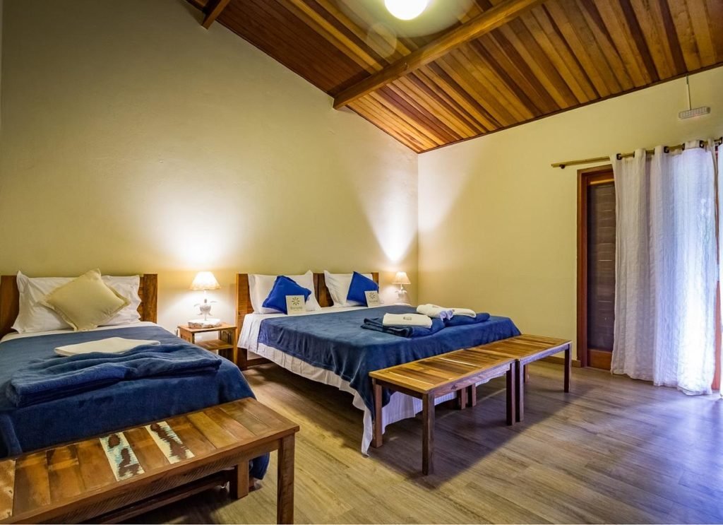 Quarto amplo com cama de casal e cama de solteiro no Banana Bamboo Ecolodge