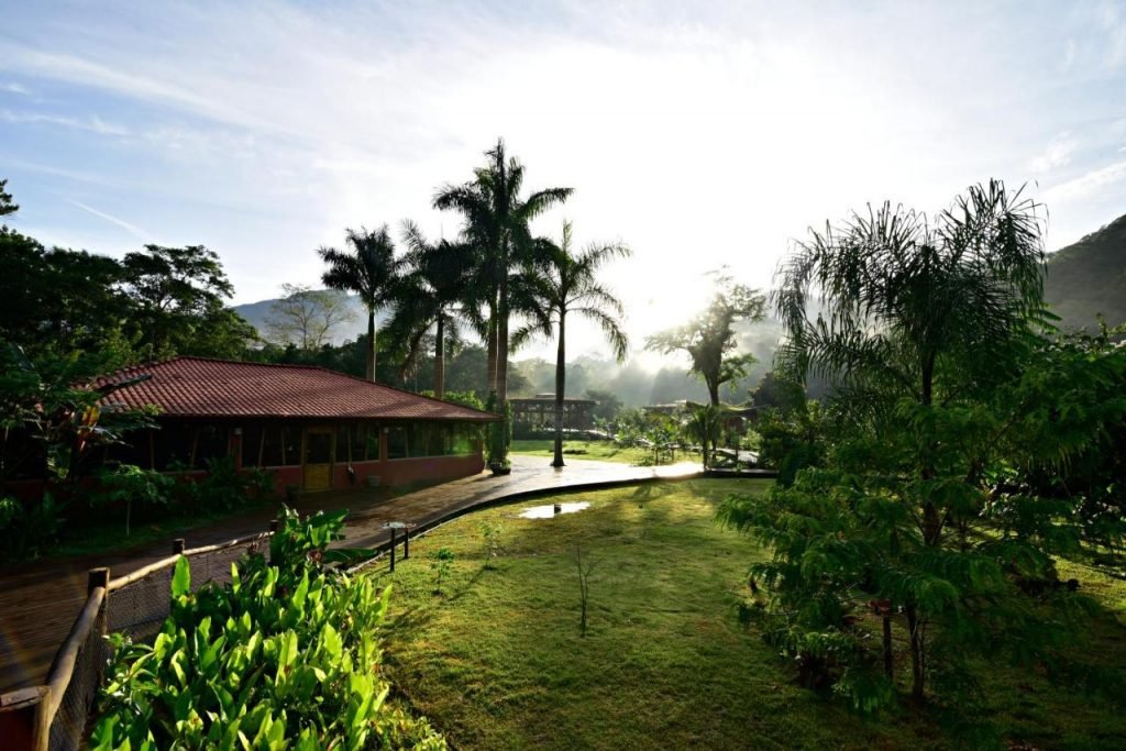 Área verde dos jardins do Banana Bamboo Ecolodge, uma das pousadas em Ubatuba