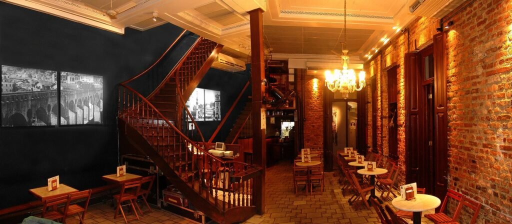 Interior do bar Carioca da Gema no Rio de janeiro a noite