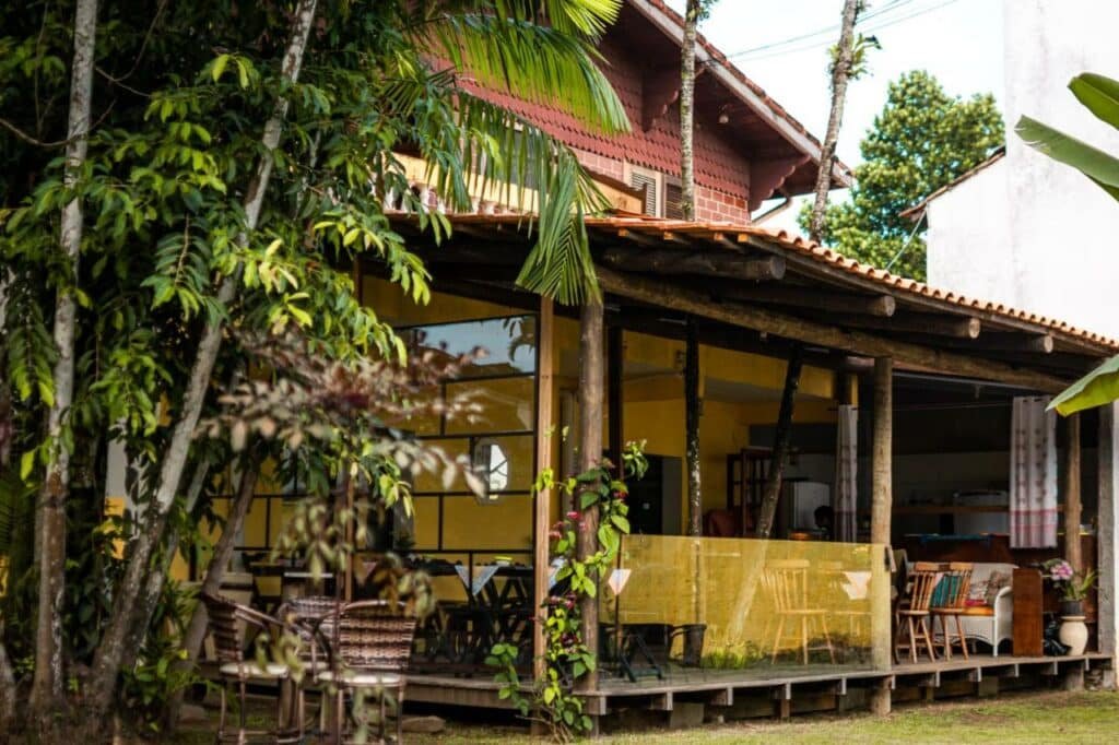 Parte da pousada Beira Mar, em Itaguá, centro de Ubatuba