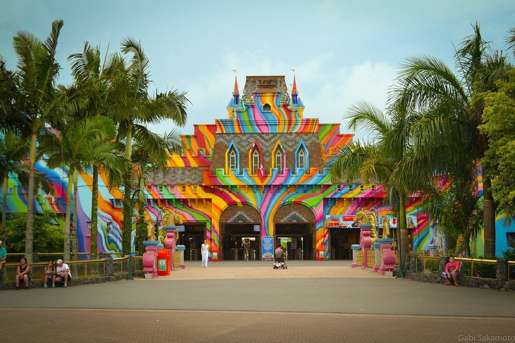 Entrada do Beto Carrero World. Um prédio todo colorido, ao redor palmeiras.