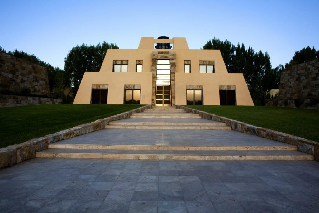 Vista de edifício da Catena Zapata, uma das mais famosas vinicolas Mendoza. Foto da página oficial do Facebook. Vinicola Mendoza