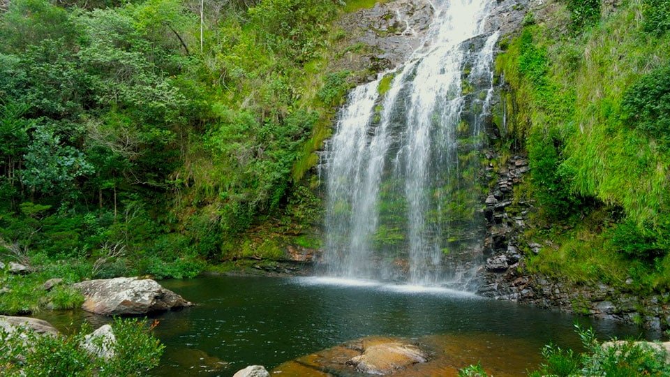 Cachoeira da Farofa cercada por vegetação.