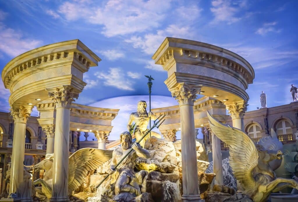 Reprodução da Fontana de Trevi no Caesars Palace. É possível ver as esculturas de deuses e toda a estrutura igual a original. Entre tudo o que fazer em Las Vegas, é possível visitar essa e outras estátuas no hotel cassino.