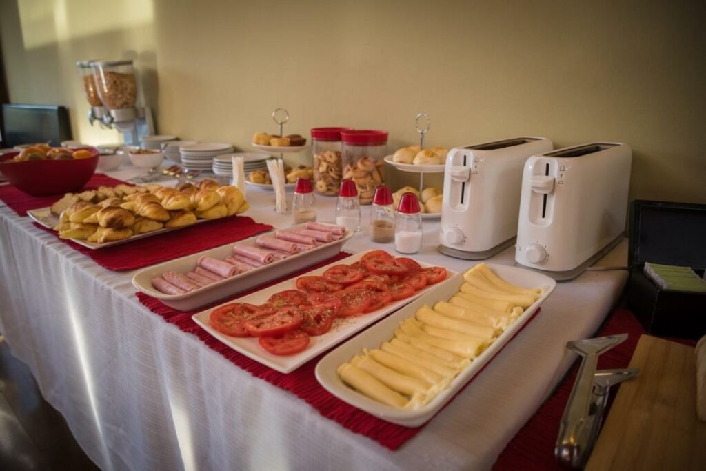 Mesa de fios e pães do Hotel Poincenot.