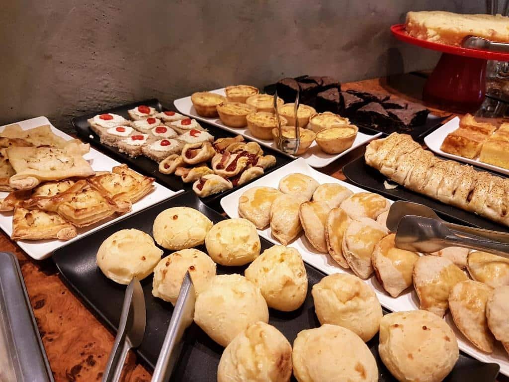 Pousadas em Cabo Frio - café da manhã na Pousada Vila Appia.