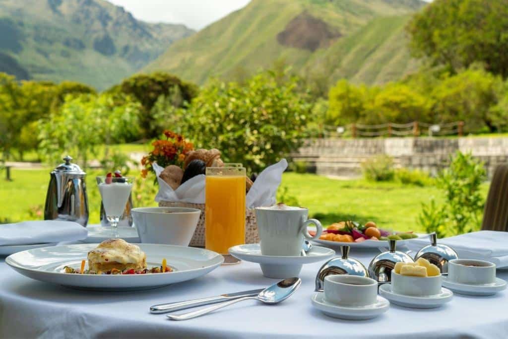 mesa de café da manhã do Tambo del Inka, a Luxury Collection Resort & Spa, Valle Sagrado com vista para as montanhas do Vale Sagrado dos Incas