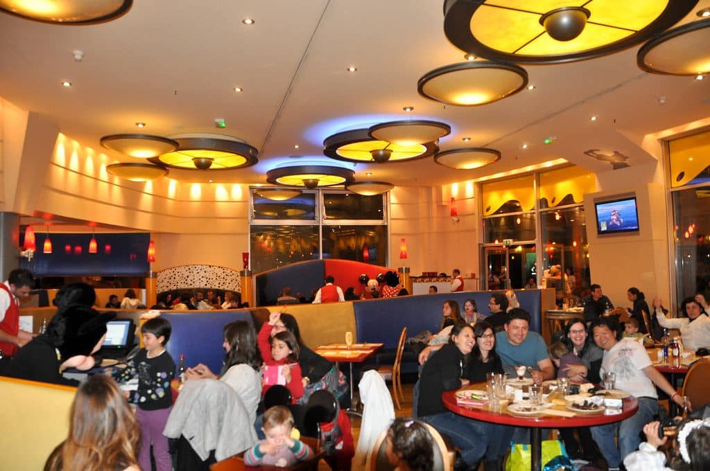 O Café Mickey, onde acontece o jantar com personagens.