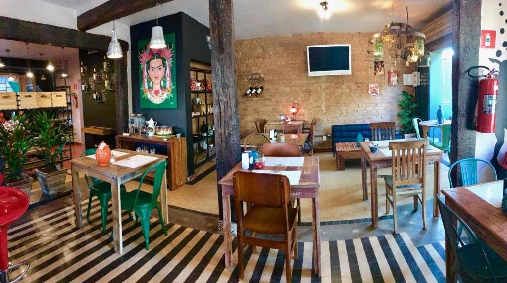 Área para refeições na Casa Alma Zen, uma das alternativas às pousadas em Ubatuba