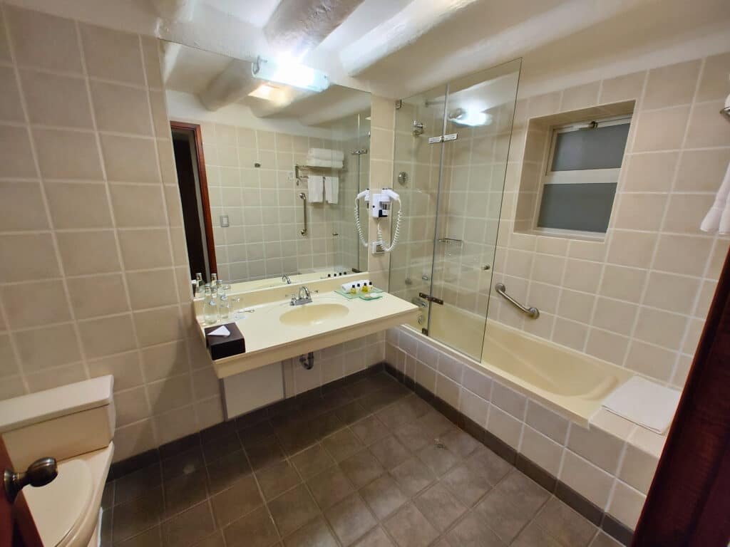 banheiro da Casa Andina Premium Valle Sagrado Hotel & Villas com uma banheira de imersão no lado direito e um vaso sanitário do outro lado do espaço.