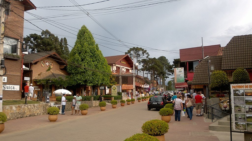 Av. principal de Monte Verde e seu comércio