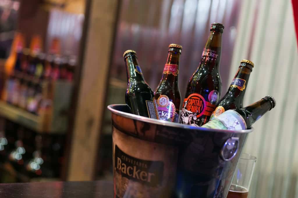 Na foto vemos um balde com cinco garrafas de cerveja diferentes. Foto do site oficial Parque Vila Germânica.
