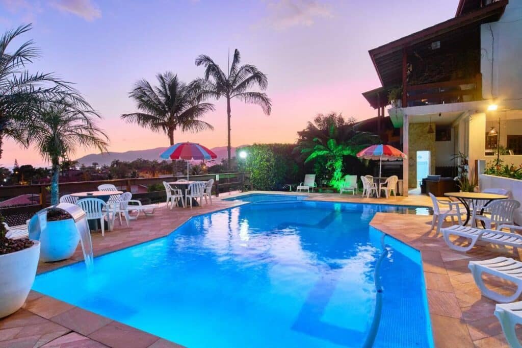 Piscina ao ar livre no entardecer do deck dos Chalés Mirante da Lagoinha