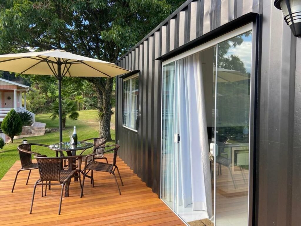 O Container no Vale dos Vinhedos é uma alternativa aos hotéis em Bento Gonçalves, com deck externo com mesa, cadeiras e guarda-sol, além de estrutura metálica para a hospedagem