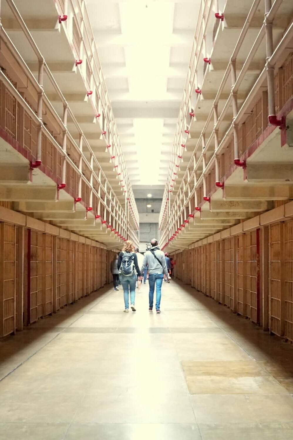 Um dos corredores da prisão de Alcatraz. Ele é bem longo, um pouco estreito e tem celasem vários andares.