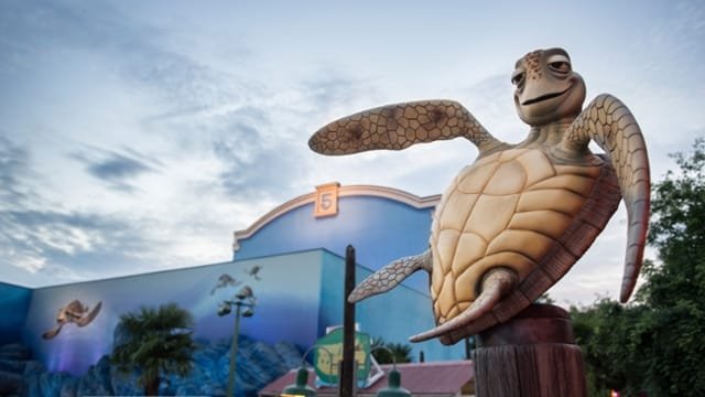A tartaruga Crush em frente a sua montanha russa na Disneyland Paris - atração exclusiva