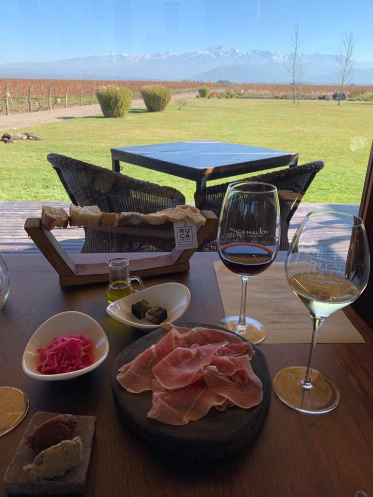 Taças de vinho e presuntos na bodega Ruca Malen. Foto: Bruno Tavares.
